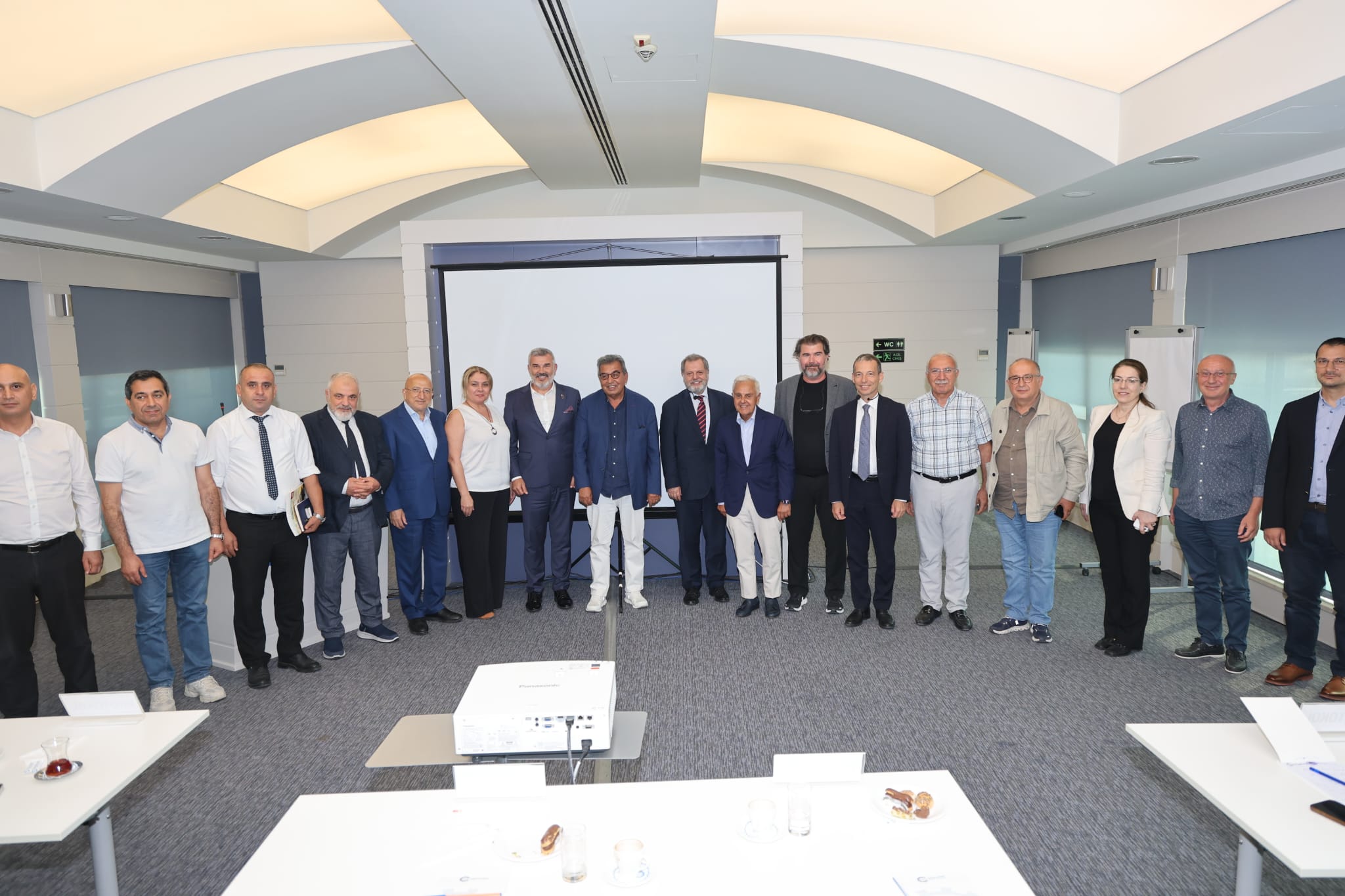 ÇOSB'DE 'TÜRKİYE VE DÜNYA EKONOMİSİ' PANELİ: SANAYİNİN GELECEĞİ MASAYA YATIRILDI
